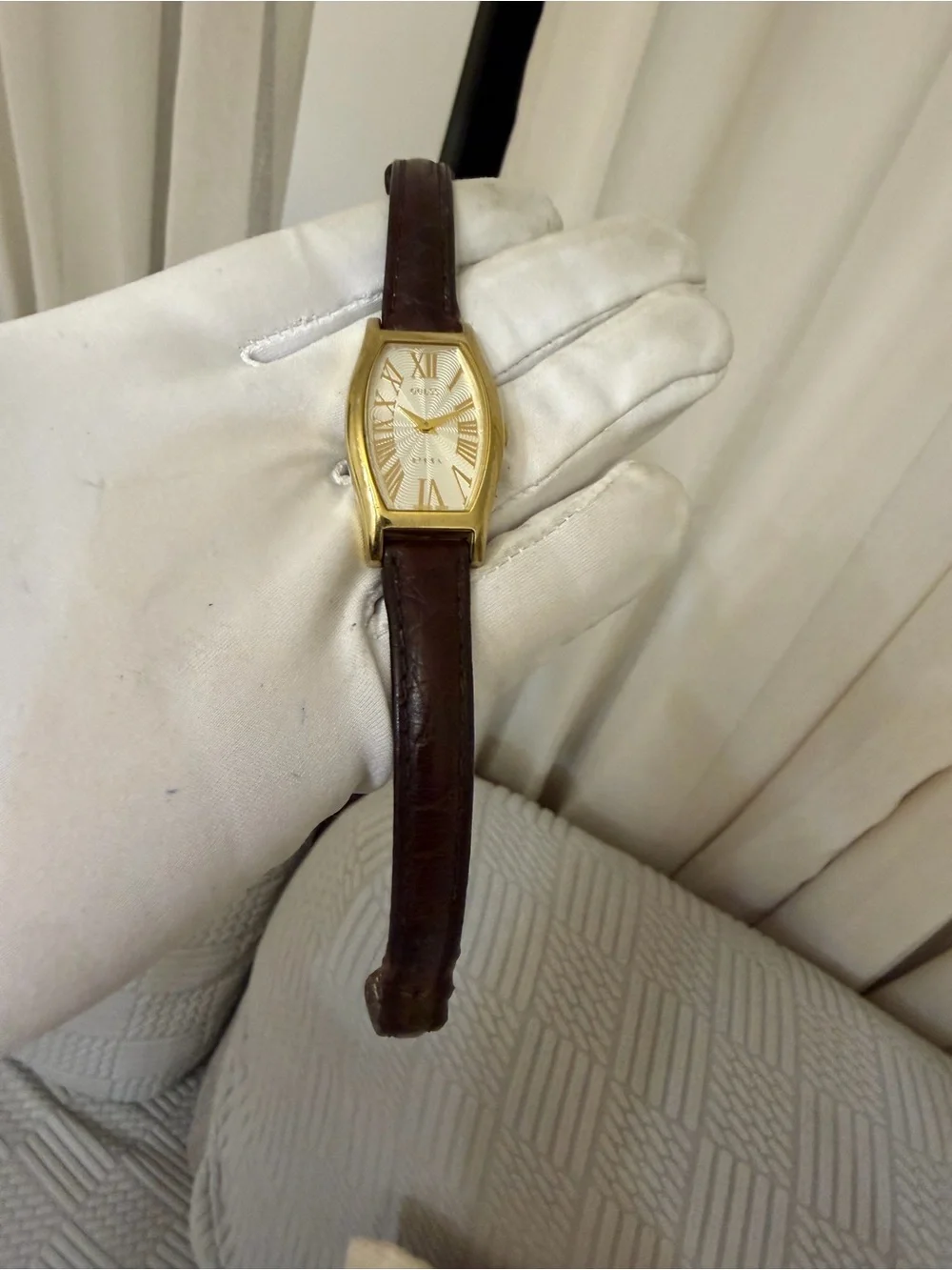 Vintage Guess Steel G66556L Womens Tonneau Gold Tone Watch Roman Dial